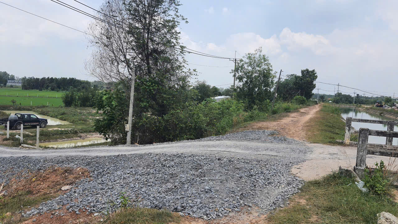 Đất vườn 1700m2 có 48m2 thổ cư, lô góc 1 Mặt kênh lớn dài 60m, mặt bên dài 45m, thực tế sử dụng 2400m2